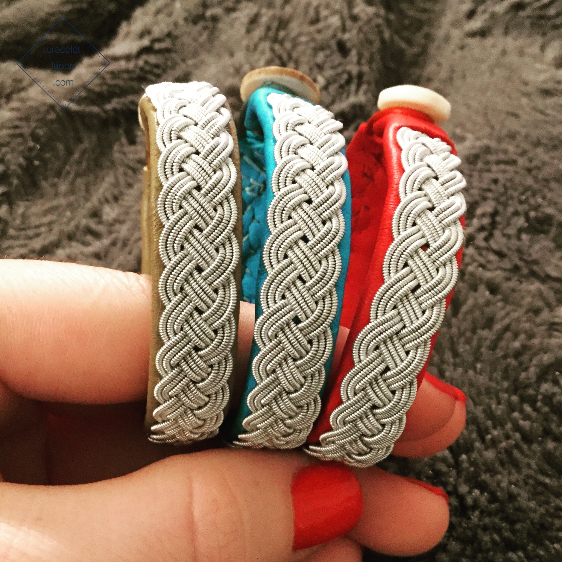 Bracelet lapon – NYA – cuir kaki, turquoise et rouge